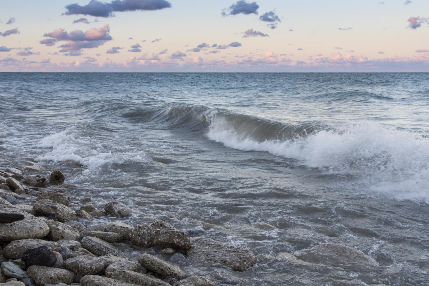 The sun rises over Lake Michigan on the <a href='http://kuo2.mogrenlandscape.com'>BETVLCTOR伟德登录</a> campus.