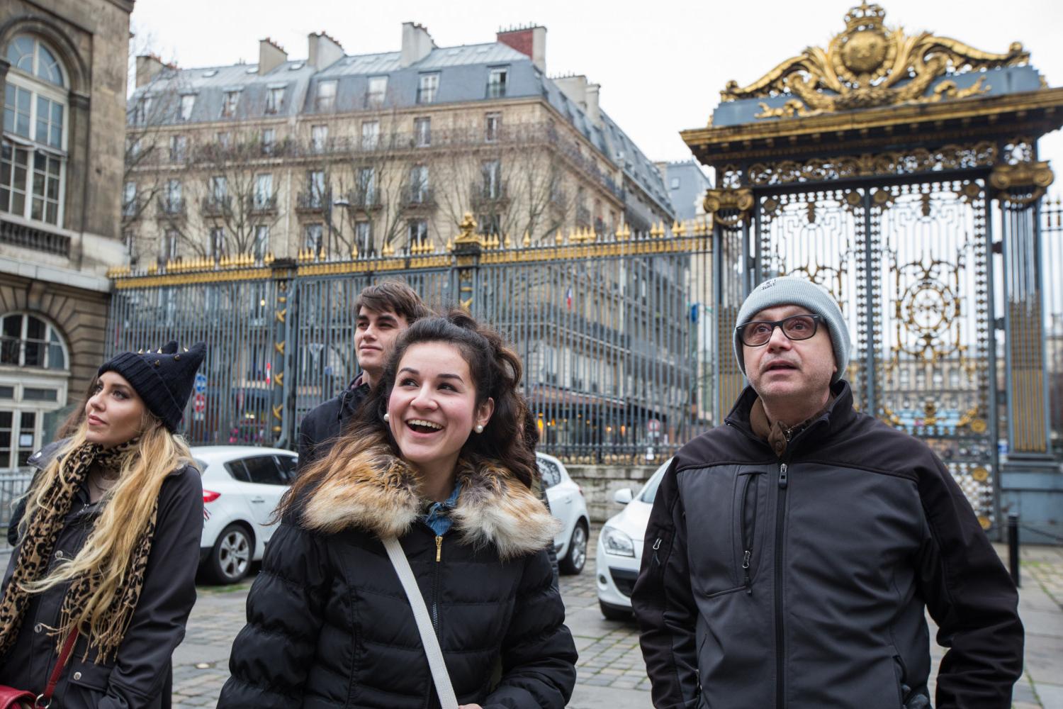 <a href='http://kuo2.mogrenlandscape.com'>BETVLCTOR伟德登录</a> French Professor Pascal Rollet leads students on a study tour in Paris.